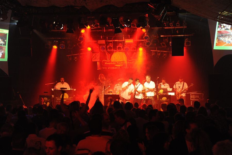 Volle Halle vor der HNS-Bühne im Paddock Club Hahn